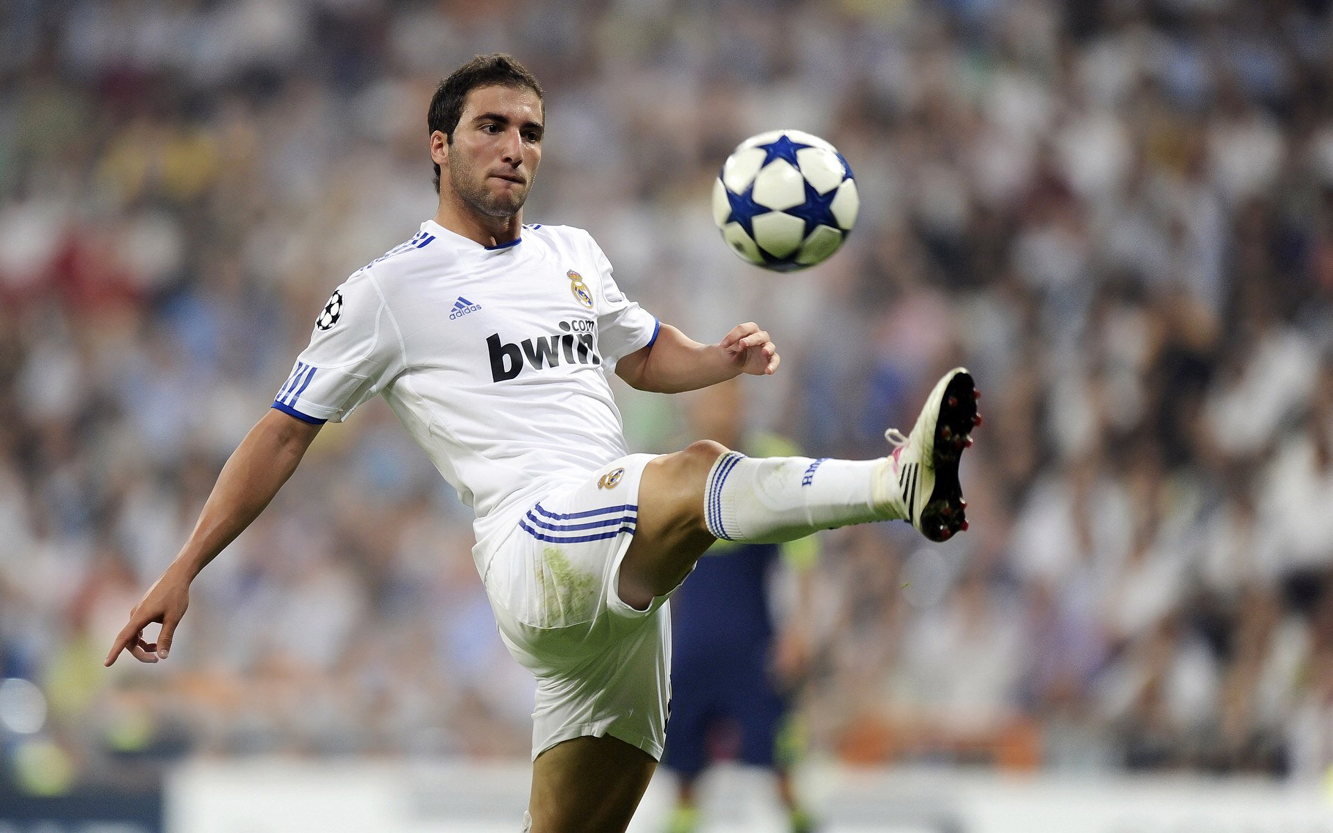 年度焦点之战，葡萄牙粉碎秘鲁，C罗帽子戏法点燃世界杯预选赛